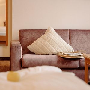 Großes Zimmer mit Kingsize-Bett